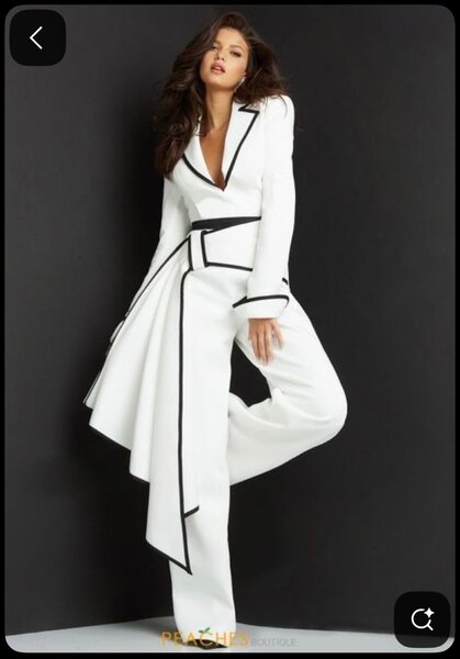 Élégant costume blanc pour femme