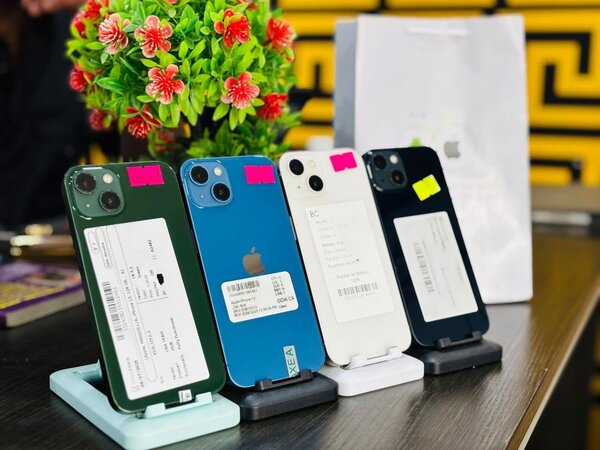 iPhones avec divers coloris