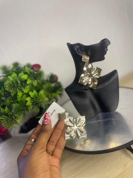 Boucles d'oreilles dorées élégantes