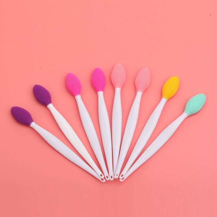 Lip brush