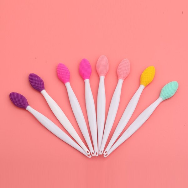 Lip brush