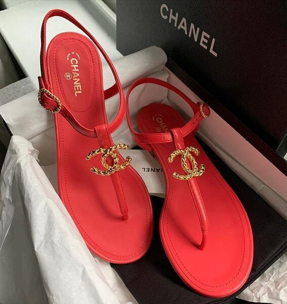 Flat sandal