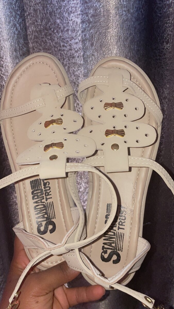 Flat sandals and slippers