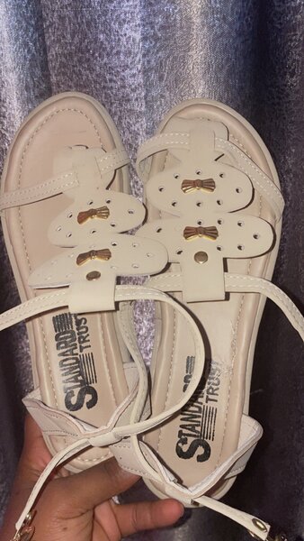 Flat sandals and slippers