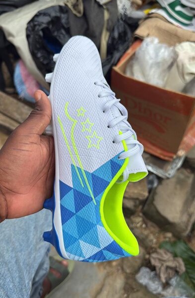 Chaussures de football colorées