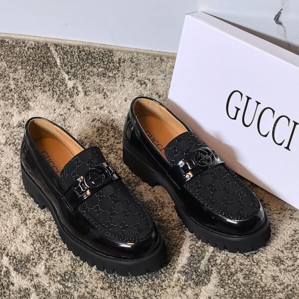 Mocassins en cuir verni noir