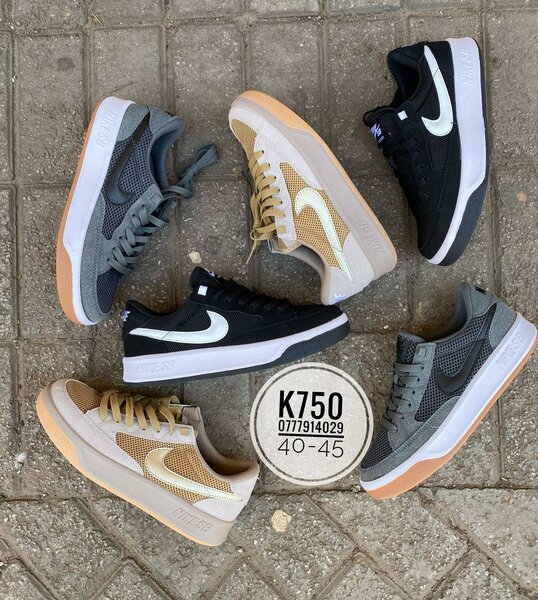 NIKE SNEAKERS