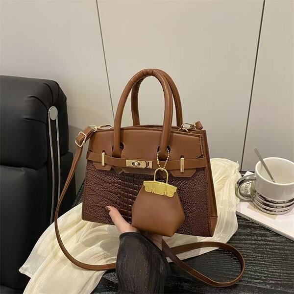 Sac à main élégant en cuir avec pochette