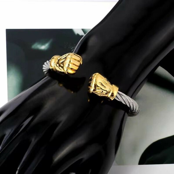 Bracelet en câble avec poings dorés