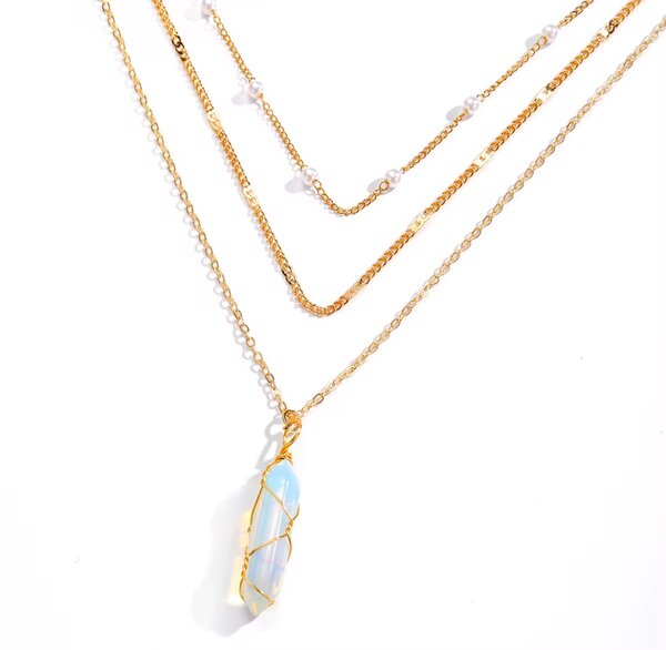 Collier en or avec pendentif opale
