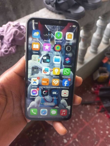 iPhone 11 Pro 64gb avec carton