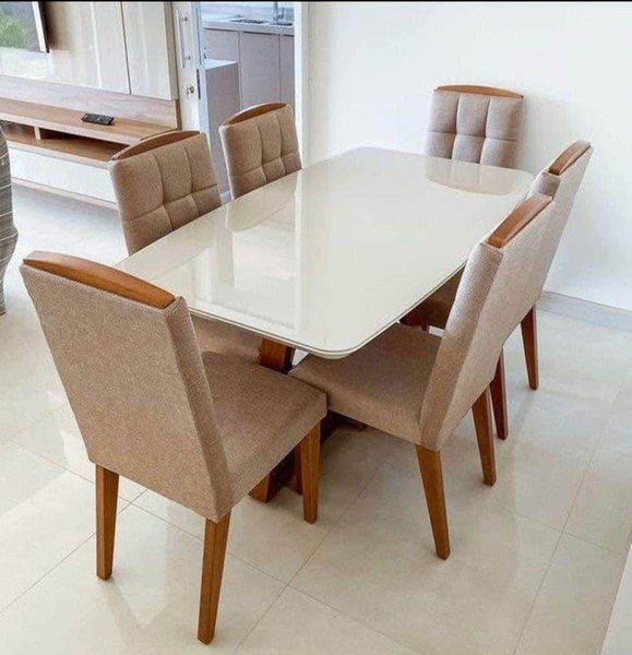 Table à manger moderne avec chaises