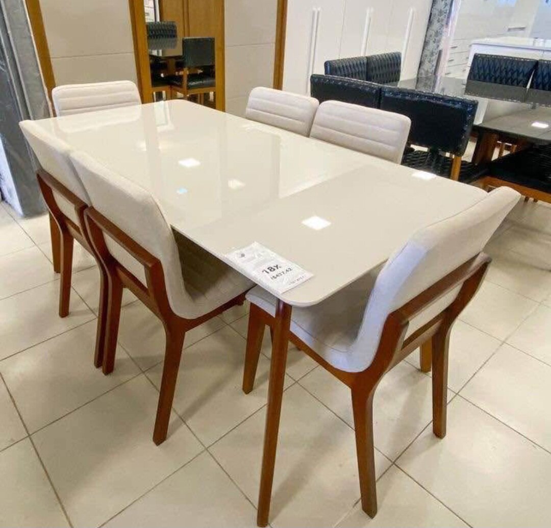 Table moderne avec chaises élégantes