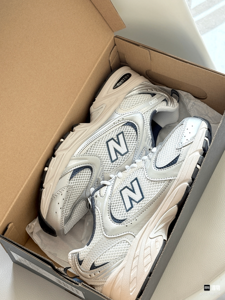 New Balance 530 avec le Carton