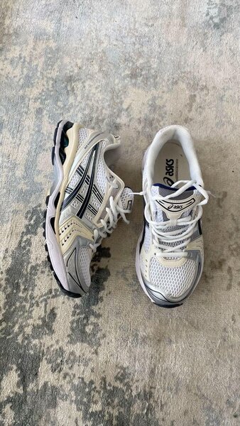 Chaussures de course blanches ASICS