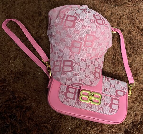 Casquette et sac à main rose