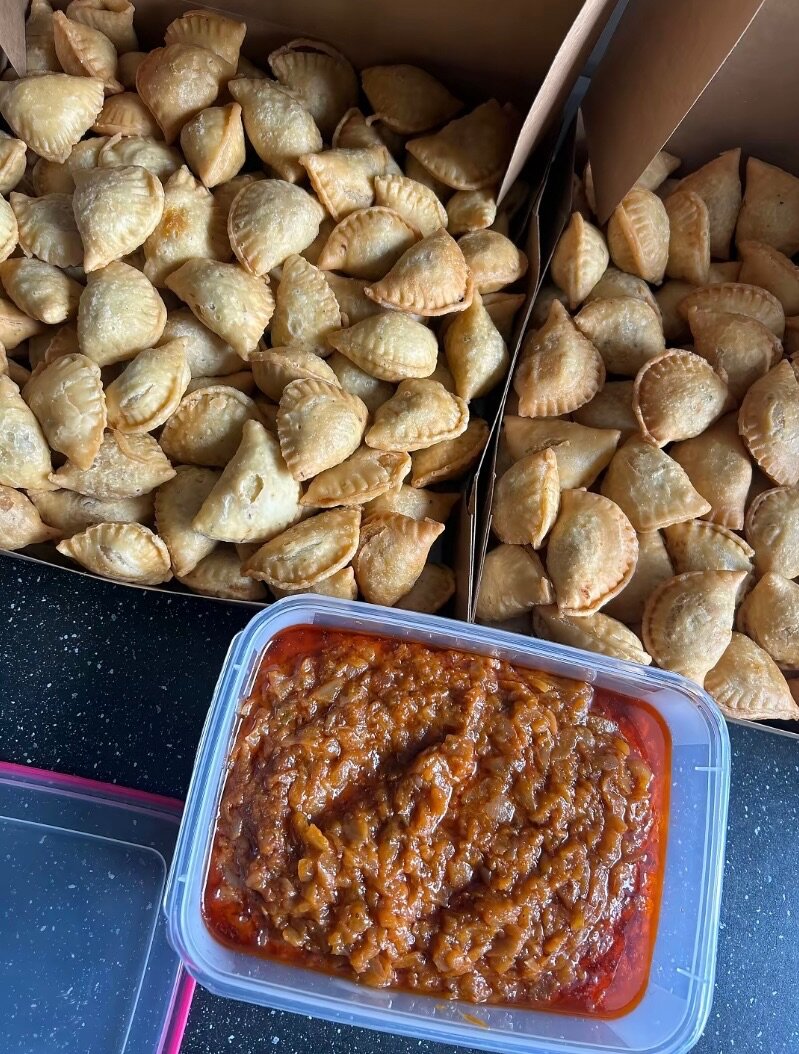 Snacks assortis avec sauce épicée