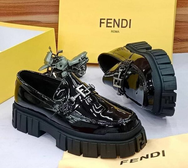 Dress shoe