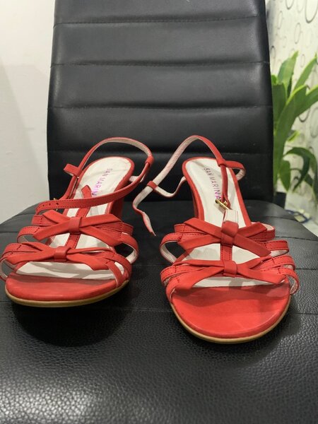 Sandales rouges à talons élégantes