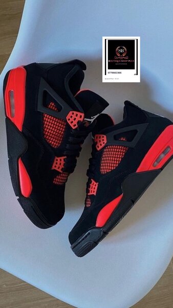 Basket  Jordan 4 authentique avec sa boîte