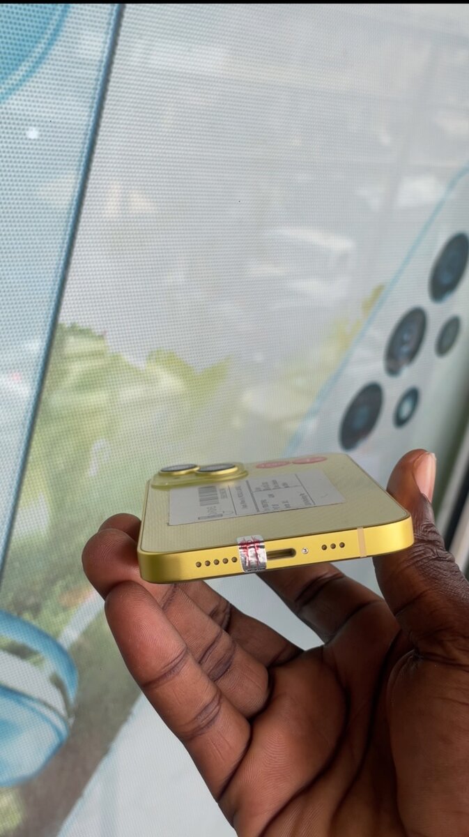iPhone 14 simple couleur jaune