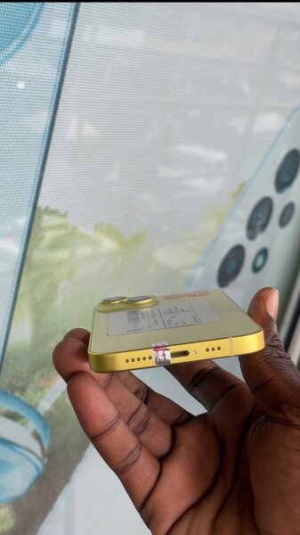 iPhone 14 simple couleur jaune
