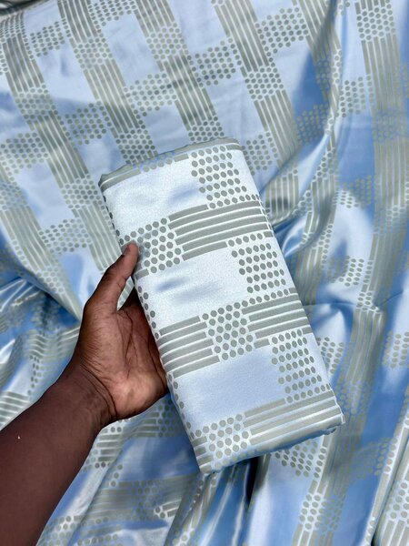 le tissu bleu et gris