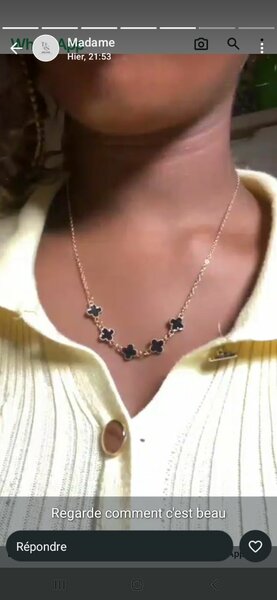 Collier élégant à fleurs noir