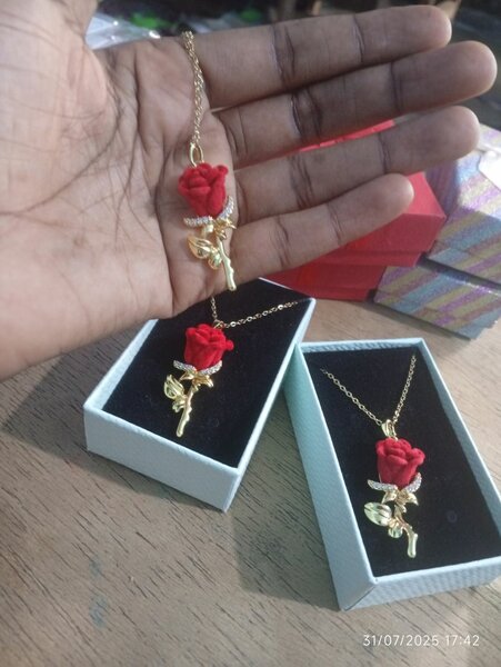 Collier rose rouge
