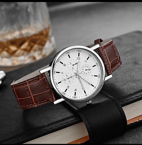 Montre élégante en cuir