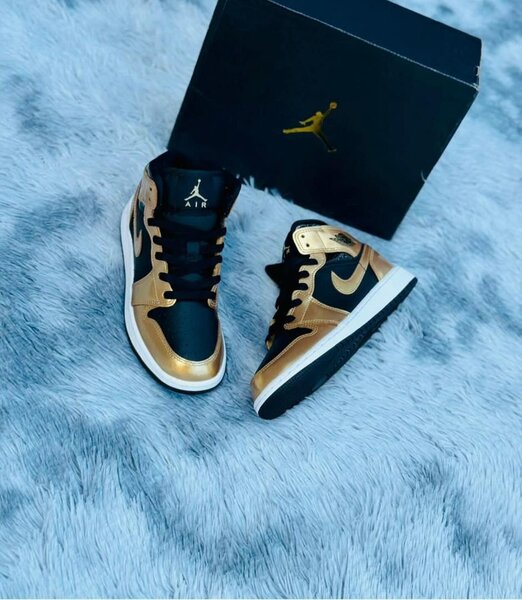 Sneakers en cuir doré noir