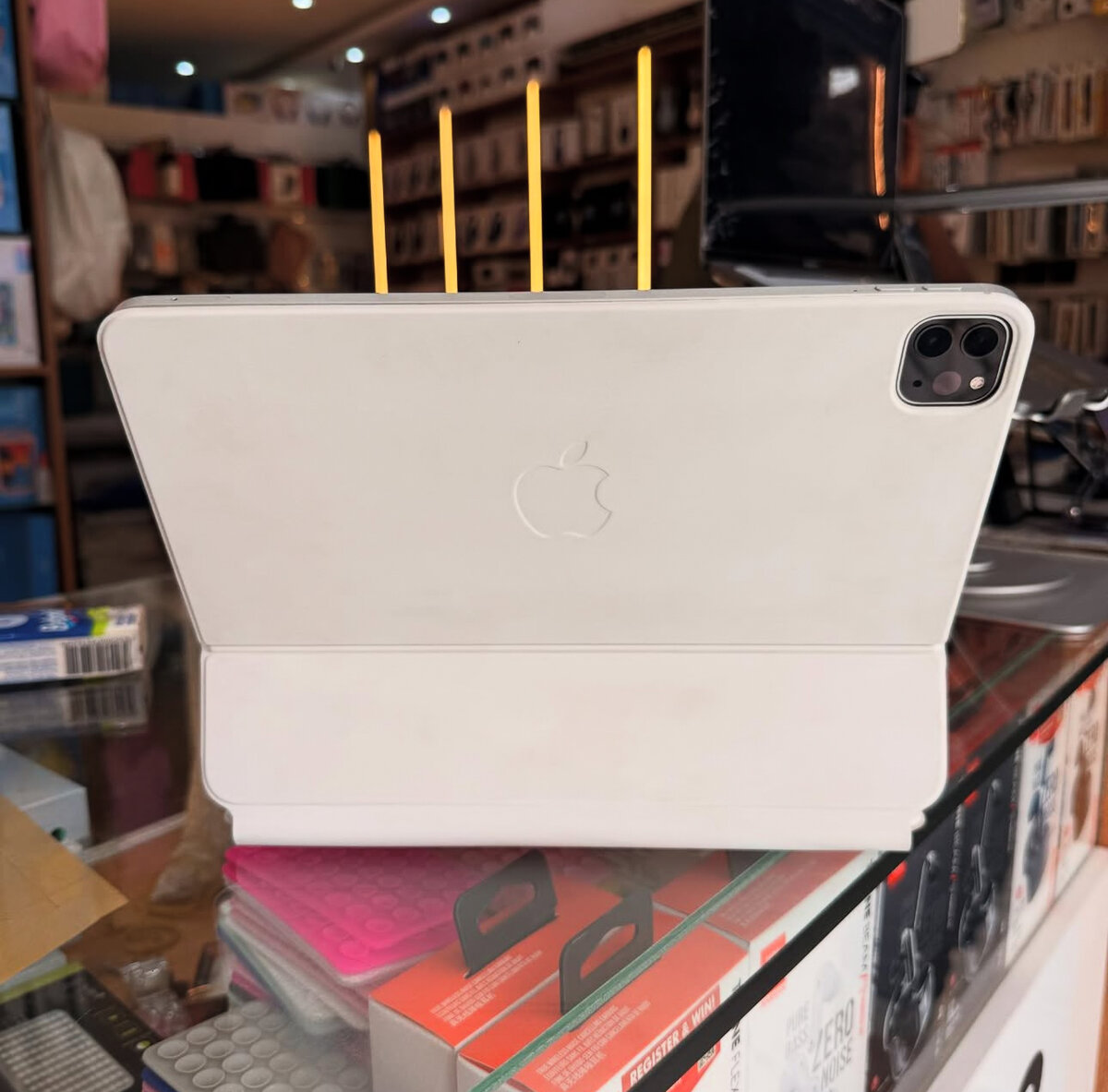 APPLE IPAD PRO 11 With sim +FREE APPLE MAGIC KEYBOARD Apple