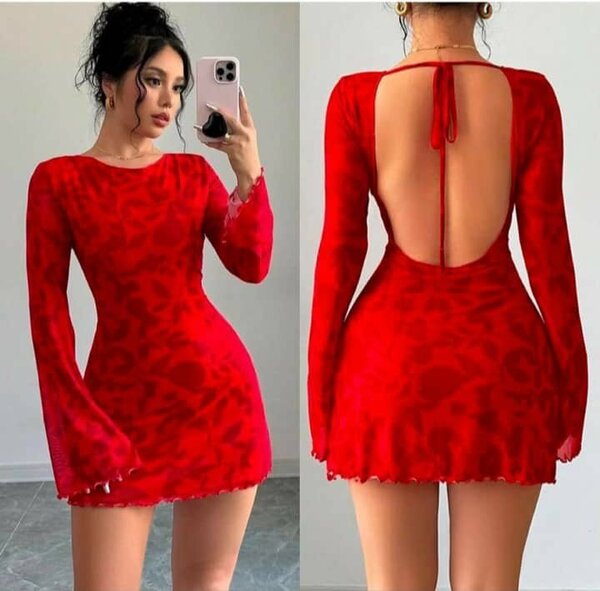 Robe élégante rouge dos nu
