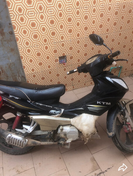 Moto KTM robuste et élégante
