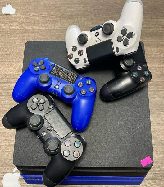 PS4 Slim 1 Terabyte & 5OOGB + 1 original Controller