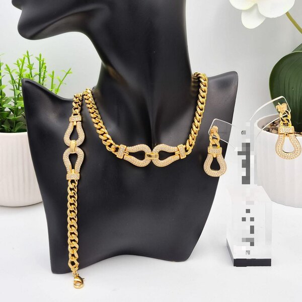 Elegant Gold Necklace Set