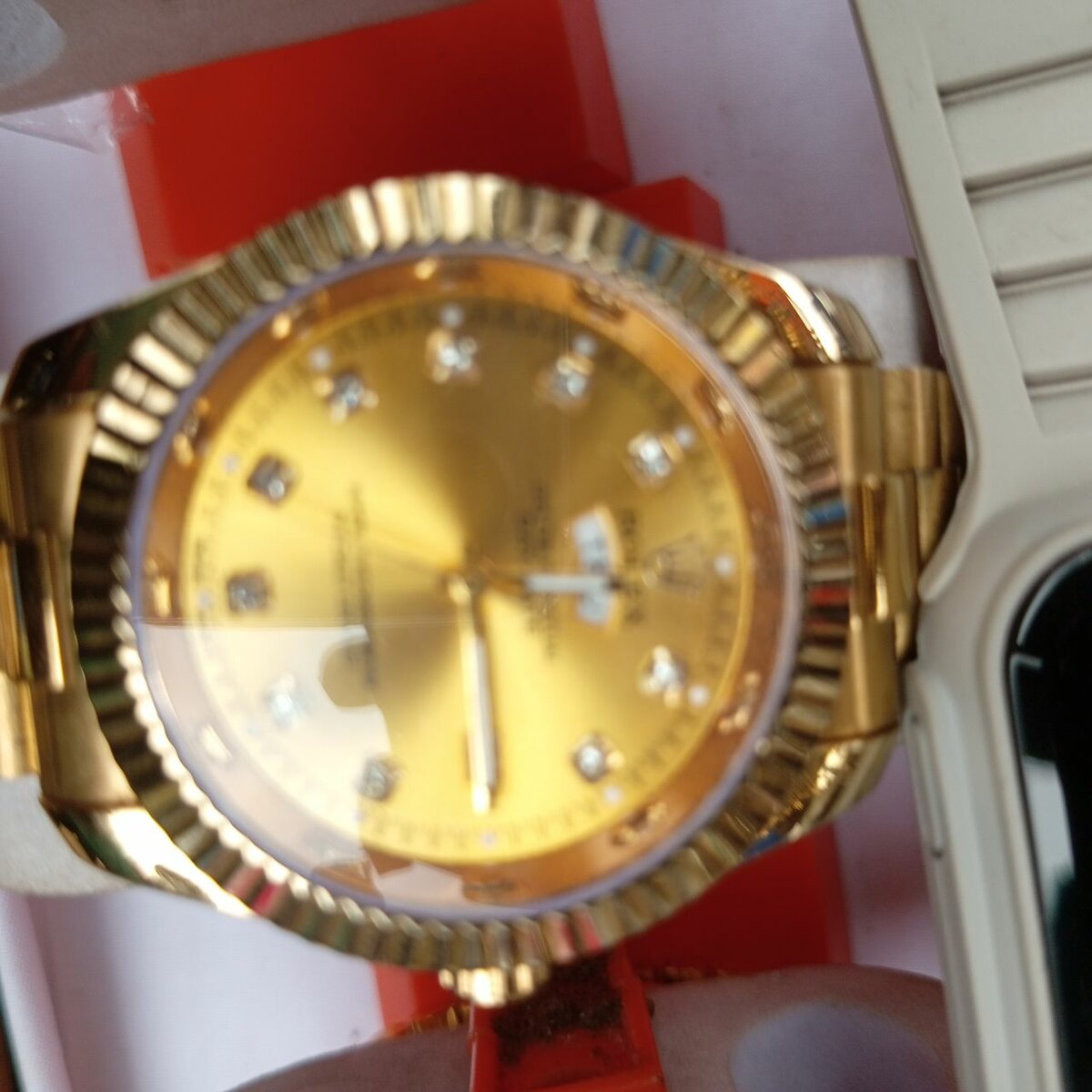 Montre dorée élégante