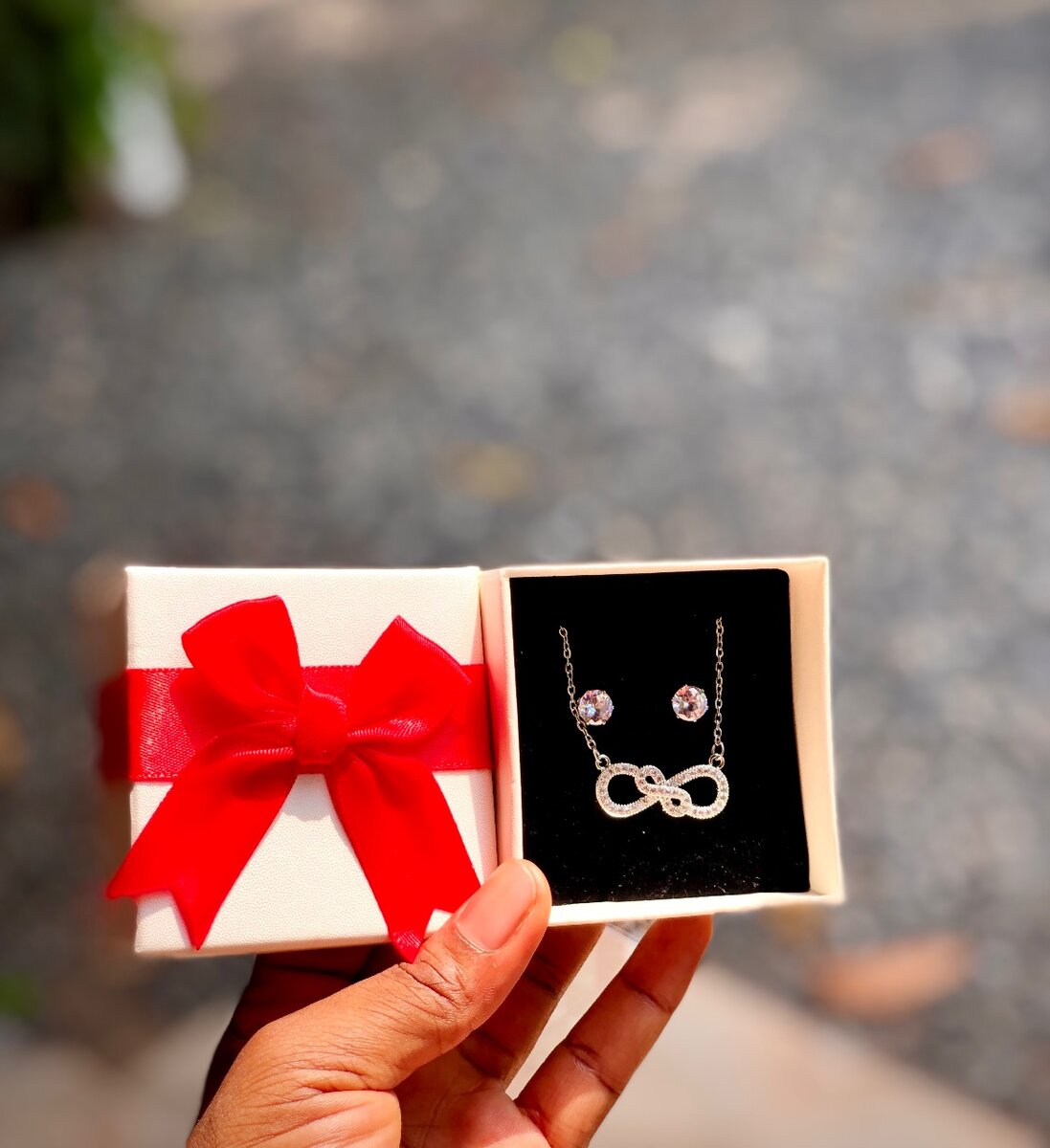 Infinity necklace with stud earrings