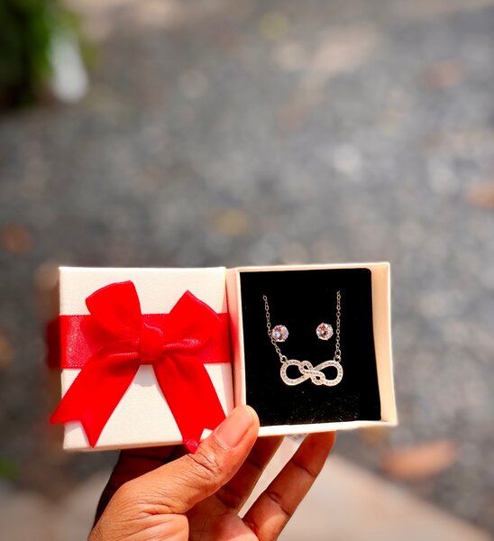 Infinity necklace with stud earrings