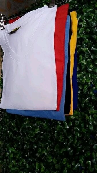 T-shirts colle en coton coloré