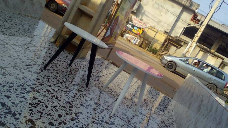 Table scandinave
