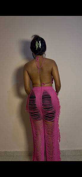 Tenue élégante rose vif déchirée