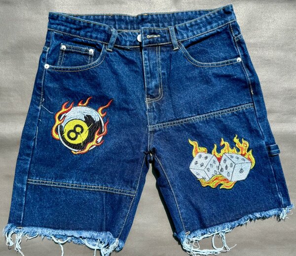 Short en jean avec broderie