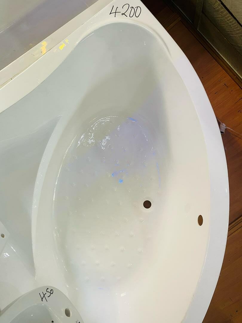 Bath tub