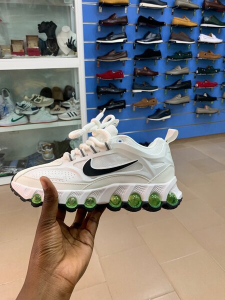 Baskets de sport blanches élégantes