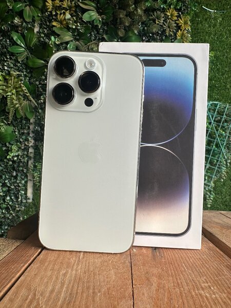 iPhone 14 pro second main propre avec carton