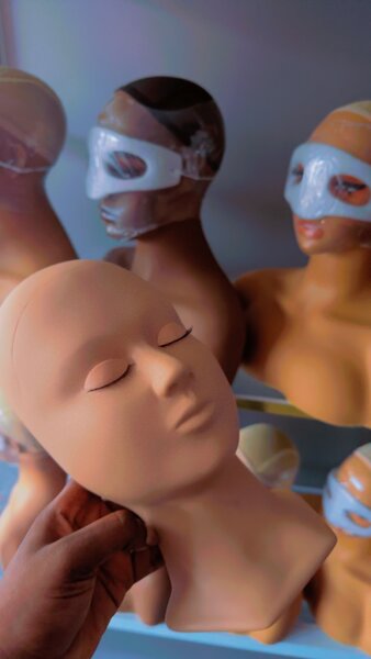 Lash practice mannequin with paris