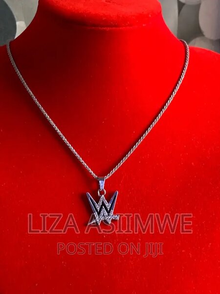 Collier pendentif argenté élégant