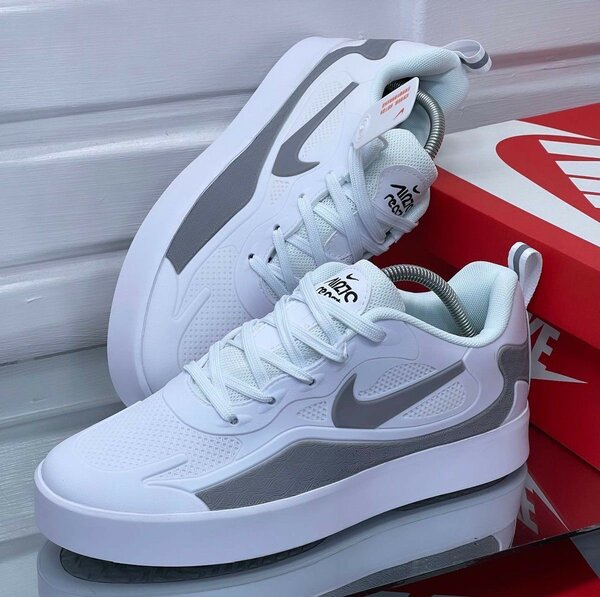 NIKE SNEAKER