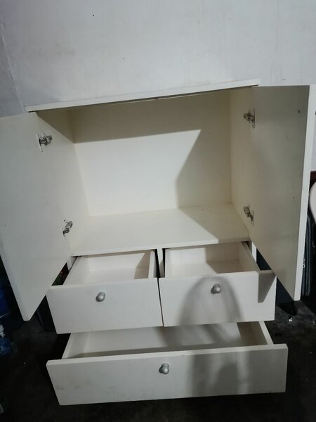 Armoire blanche fonctionnelle